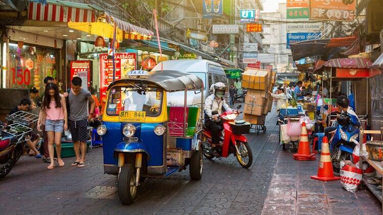 Itinéraires hors des sentiers battus entre temples, quartiers historiques et communautés locales du Siam