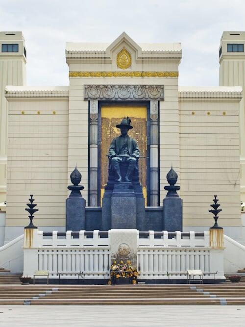 Itinéraires hors des sentiers battus entre temples, quartiers historiques et communautés locales du Siam