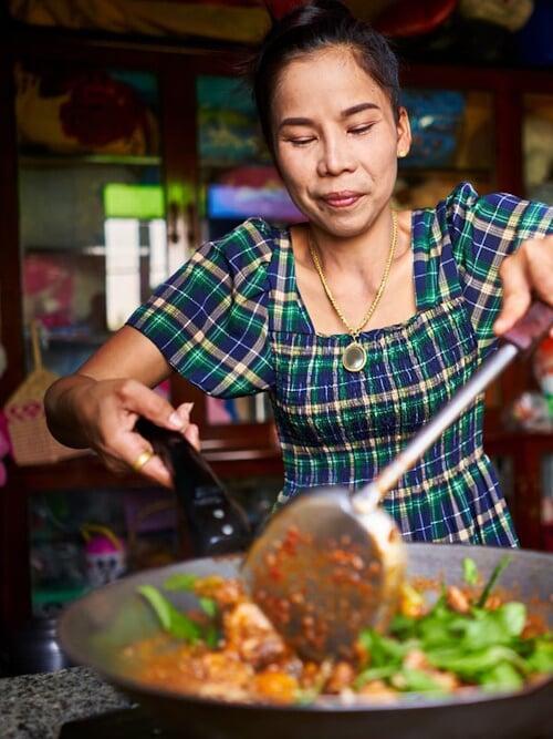 Itinéraires hors des sentiers battus entre temples, quartiers historiques et communautés locales du Siam