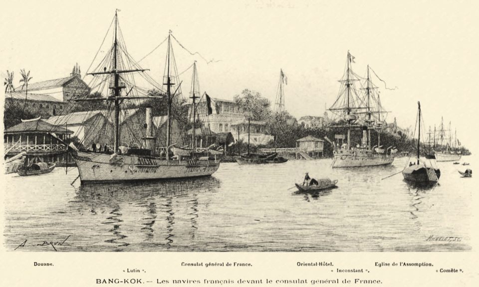 Gravure d'A. Brun : les navires français Lutin, Inconstant et Comète mouillés sur le Chao Phraya devant le consulat général de France à Bangkok, avec la douane, l'Oriental Hôtel et l'église de l'Assomption à l'arrière-plan. — © Wikipedia Gravure ancienne de navires à voiles et à vapeur ancrés sur un fleuve devant des bâtiments coloniaux et des barques.