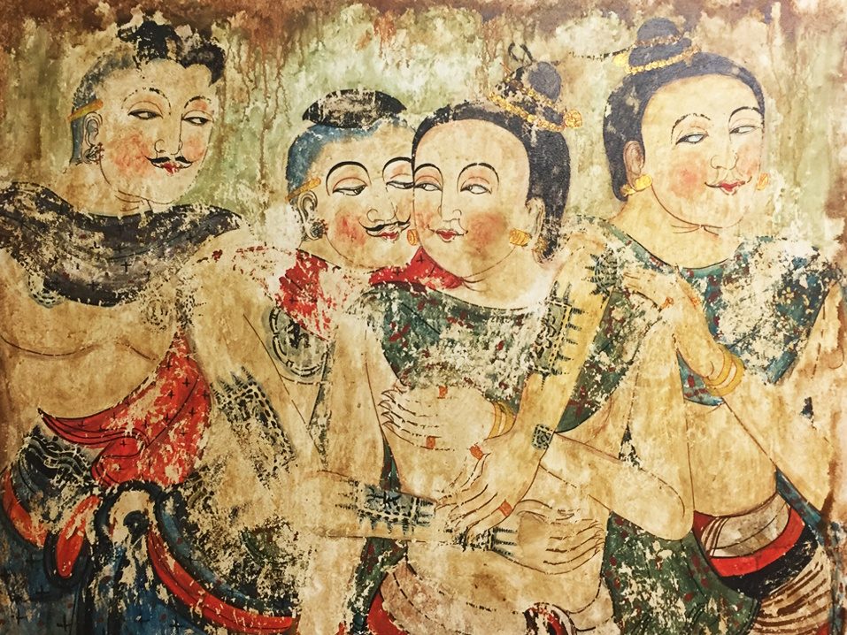 Peinture murale ancienne et écaillée montrant quatre personnages en costume du Nord, dont un couple enlacé chuchotant à l'oreille.