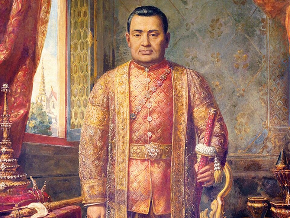 Portrait de Rama III en costume de cour, entouré d'insignes royaux ; par la fenêtre se dessine la flèche d'un chedi. — © Wikipedia Portrait peint du Roin Rama III en tenue de cour brodée d'or, tenant une épée, devant une fenêtre ouvrant sur un chedi.